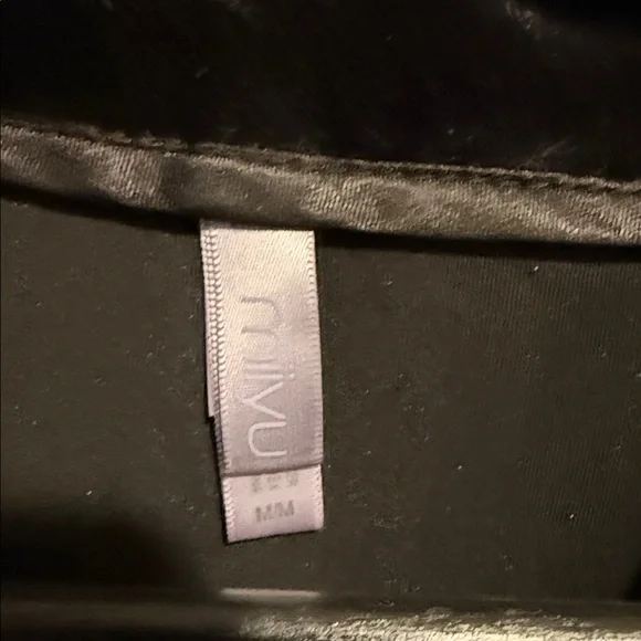 Elegant Black Velvet Robe - Picture 2 of 4